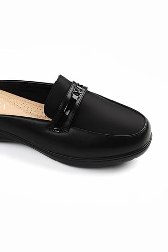 حذاء كعب متوسط طبي مفتوح من الخلف بدون لمعة يتوسطه...