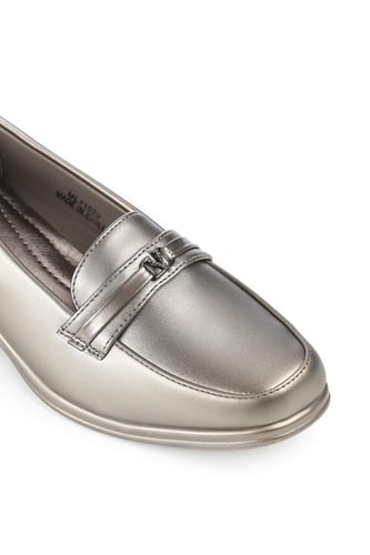 حذاء كعب متوسط طبي مغلق بشريط عريض يتوسطه شريط جلد...