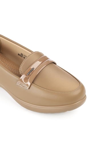 حذاء كعب متوسط طبي مغلق بدون لمعة يتوسطه شريط جلدي...