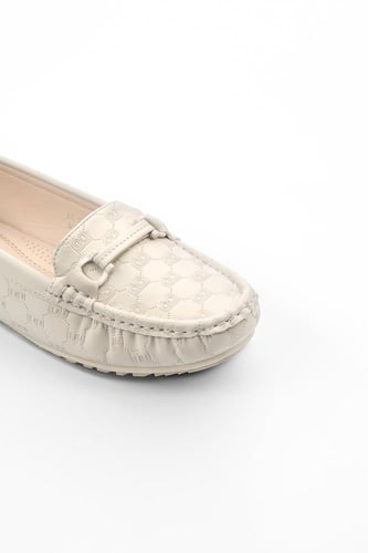 حذاء فلات طبي كاجوال مغلق يتوسطه حزام جلدي مثبت بق...