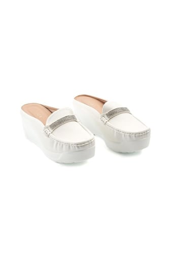 حذاء كعب عالي طبي انيق مفتوح من الخلف يتوسطه شريط...