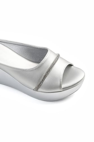 حذاء كعب ميول طبي انيق بمقدمة جلدية يتوسطها قطعة س...