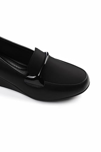 حذاء كعب متوسط طبي مغلق يتوسطه شريط جلدي رفيع بحوا...