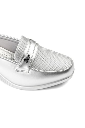 حذاء كعب متوسط طبي انيق ومريح مفتوح من الخلف يتوسط...