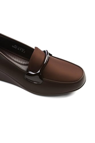 حذاء كعب متوسط طبي مغلق يتوسطه شريط جلدي رفيع بحوا...