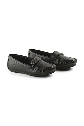 حذاء فلات طبي كاجوال مغلق يتوسطه حزام جلدي رفيع تز...