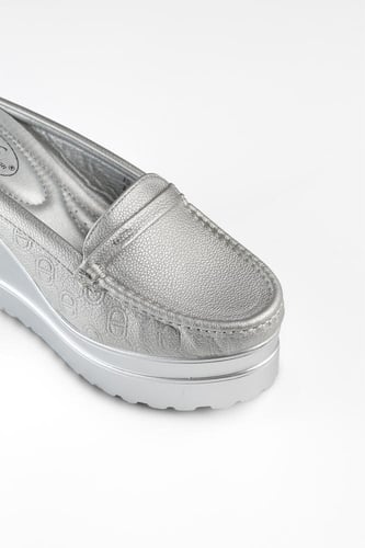 حذاء كعب عالي طبي سابو مفتوح من الخلف يتوسطه شريط...