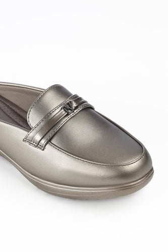 حذاء كعب متوسط طبي مفتوح من الخلف بدون لمعة يتوسطه...