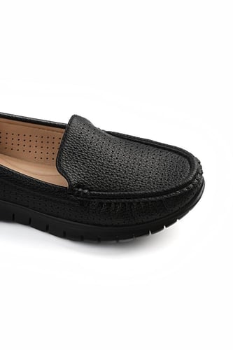 حذاء فلات طبي كاجوال مغلق سادة مزود بفتحات صغيرة