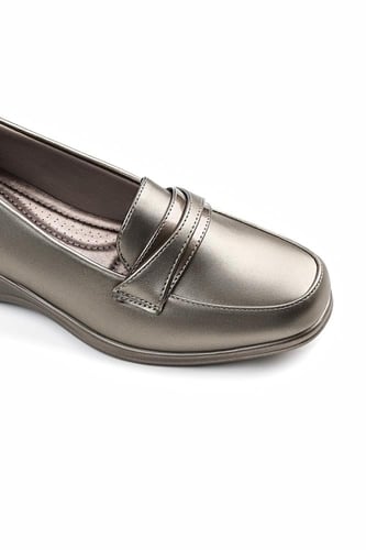 حذاء كعب متوسط طبي مغلق بشريط عريض بدون لمعة