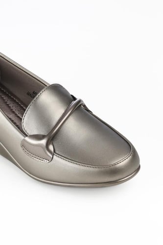 حذاء كعب متوسط طبي مغلق يتوسطه شريط جلدي رفيع بحوا...