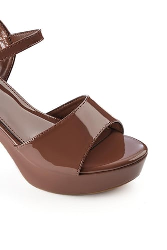 حذاء كلاسيكي بمقدمة جلدية رفيعة بكعب كتلة و إبزيم...