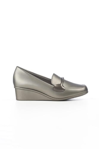 حذاء كعب متوسط طبي مغلق يتوسطه شريط جلدي رفيع بحوا...