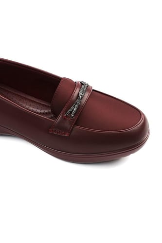 حذاء كعب متوسط طبي مغلق يتوسطه شريط جلدي بستراس