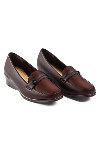 حذاء كعب متوسط طبي مغلق بدون لمعة يتوسطه شريط جلدي...