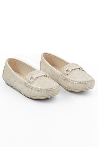 حذاء فلات طبي كاجوال مغلق يتوسطه حزام جلدي مثبت بق...