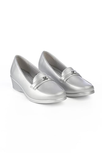 حذاء كعب متوسط طبي مغلق بشريط عريض يتوسطه شريط جلد...