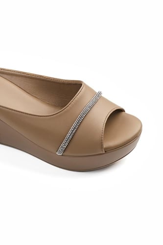 حذاء كعب ميول طبي انيق بمقدمة جلدية يتوسطها قطعة س...