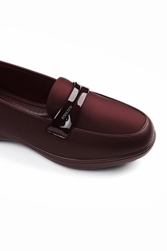 حذاء كعب متوسط طبي مغلق بدون لمعة يتوسطه شريط جلدي...