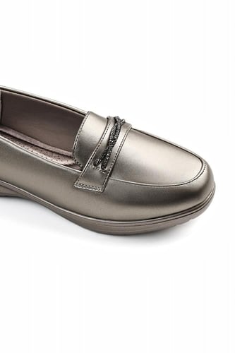 حذاء كعب متوسط طبي مغلق يتوسطه شريط جلدي بستراس