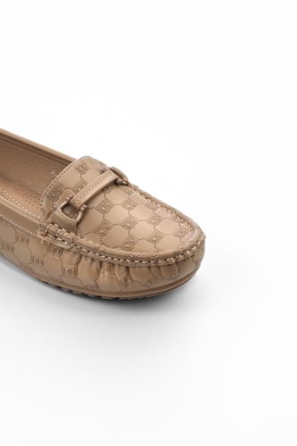 حذاء فلات طبي كاجوال مغلق يتوسطه حزام جلدي مثبت بق...