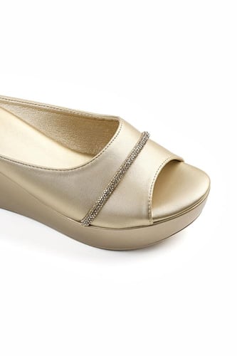 حذاء كعب ميول طبي انيق بمقدمة جلدية يتوسطها قطعة س...