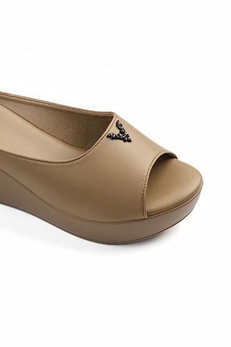 حذاء كعب ميول طبي انيق بمقدمة جلدية بتوسطها قطعة م...