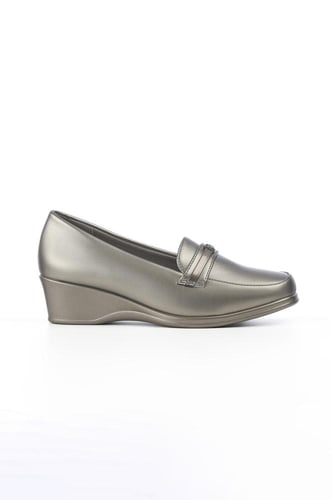 حذاء كعب متوسط طبي مغلق بشريط عريض يتوسطه شريط جلد...