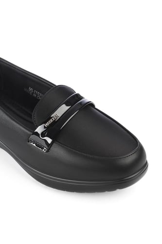 حذاء كعب متوسط طبي مغلق بدون لمعة يتوسطه شريط جلدي...