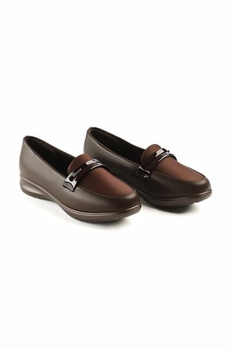 حذاء كعب متوسط طبي مغلق بدون لمعة يتوسطه شريط جلدي...