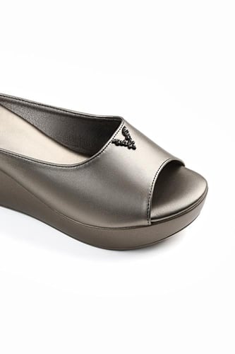 حذاء كعب ميول طبي انيق بمقدمة جلدية بتوسطها قطعة م...