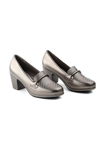 حذاء كعب متوسط طبي انيق ومريح مغلق يتوسطه شريط جلد...