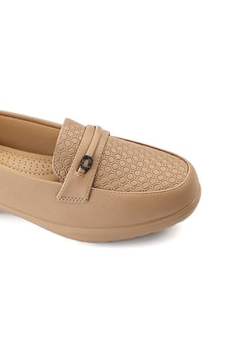 حذاء كعب متوسط طبي انيق ومريح يتوسطه شريط جلدي