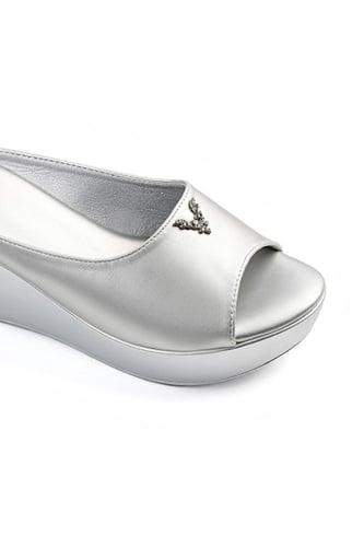 حذاء كعب ميول طبي انيق بمقدمة جلدية بتوسطها قطعة م...