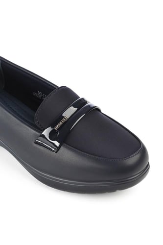 حذاء كعب متوسط طبي مغلق بدون لمعة يتوسطه شريط جلدي...