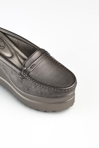 حذاء كعب عالي طبي سابو مفتوح من الخلف يتوسطه شريط...