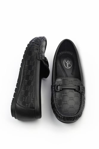 حذاء فلات طبي كاجوال مغلق يتوسطه حزام جلدي مثبت بق...