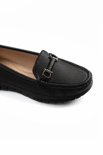 حذاء فلات طبي كاجوال مغلق سادة يتوسطه حزام جلدي مث...