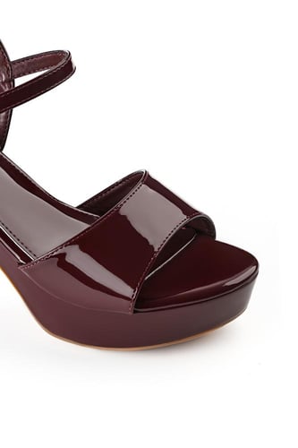 حذاء كلاسيكي بمقدمة جلدية رفيعة بكعب كتلة و إبزيم...