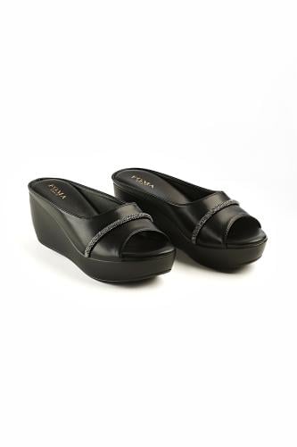 حذاء كعب ميول طبي انيق بمقدمة جلدية يتوسطها قطعة س...