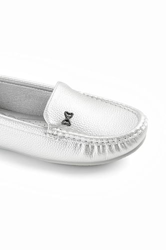 حذاء فلات طبي كاجوال مغلق مزين بقطعة معدنية بشكل ف...