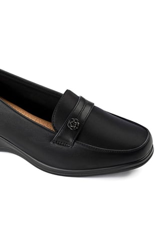 حذاء كعب متوسط طبي مغلق بدون لمعة يتوسطه شريط جلدي...