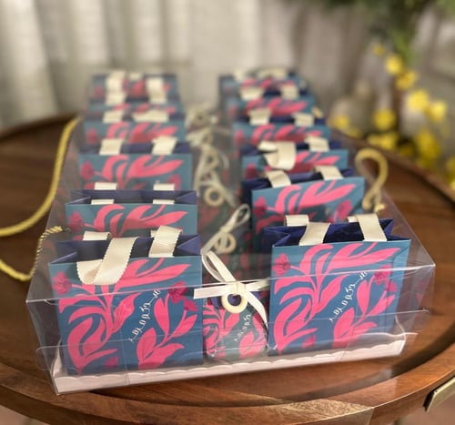 بوكس مع كيس عيدكم مزهر ١٨ توزيعة