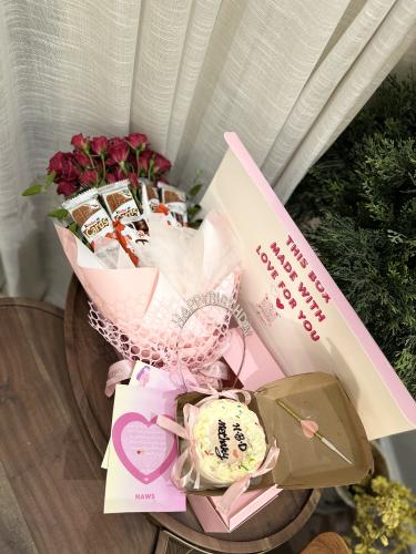 بوكس كيندر +ورد + كيك ٤ إنش