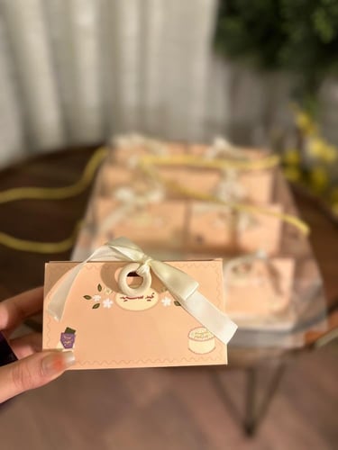 بوكس شفاف مع ٨ علب بثيم العيد