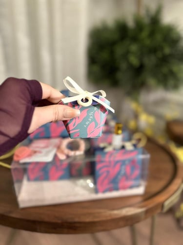 بوكس مع كيس عيدكم مزهر ١٨ توزيعة