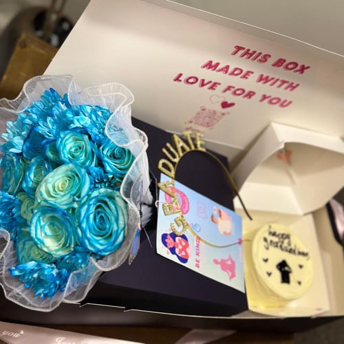 بوكس الورد + كيك ٤ إنش