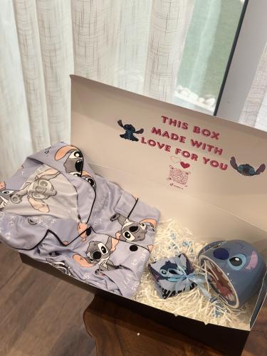 بجامة ستيتش وجوارب وكوب