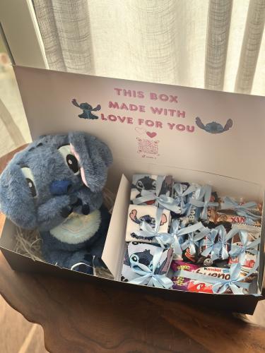 بوكس ستيتش يتنفس مع شوكلاتة وجورب