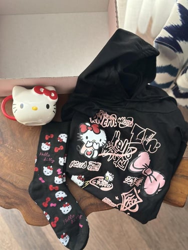 بوكس بلوفر هيلوكيتي وجوارب وكوب